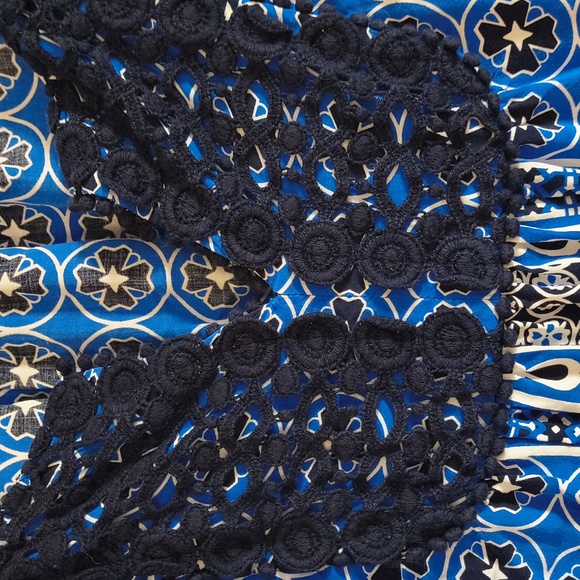 Blue Patterned Women's Top No Size But Fits Like A Large. - Picture 3 of 5